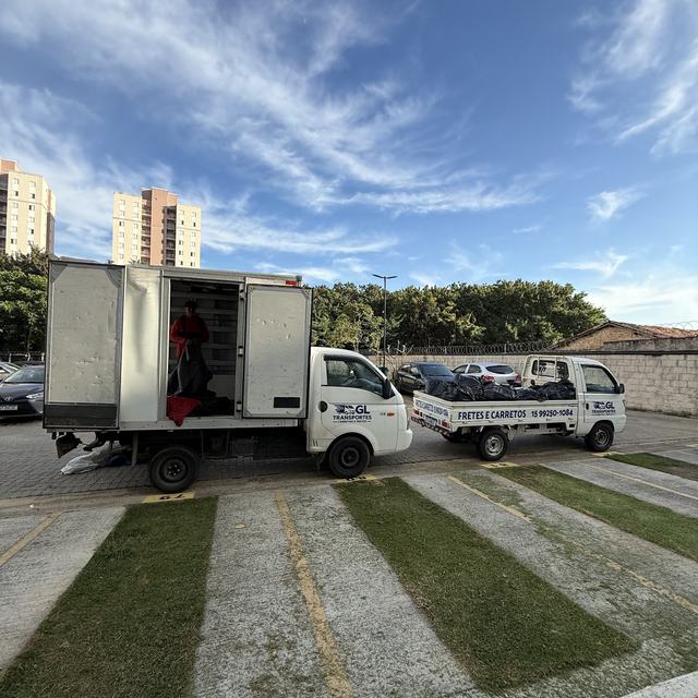 Caminhões baú da GL Transportes