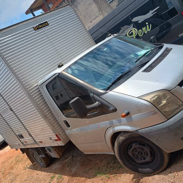 Caminhão baú cinza